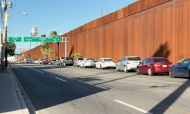 Largas filas en la garitas afectan economía local