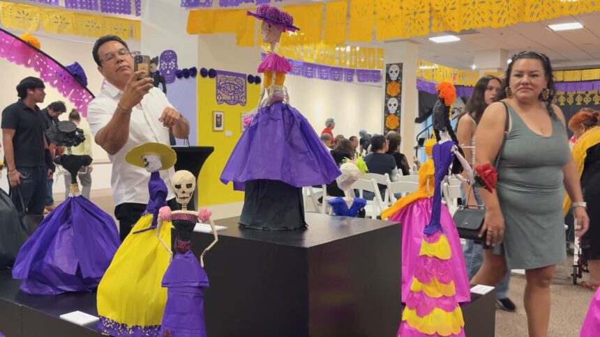 Residentes de Calexico crean catrinas en un taller